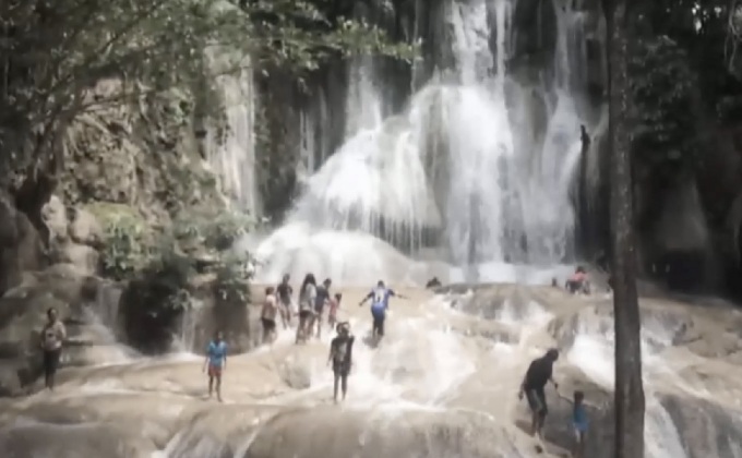 ฝนตกน้ำไหลแรงนักท่องเที่ยวแห่เล่นน้ำตกไทรโยคน้อย