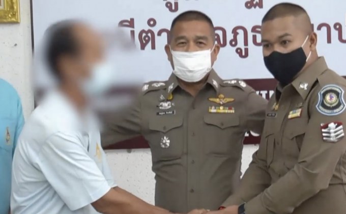 จบด้วยดี ! อดีตเกษตรอำเภอจับมือขอโทษตำรวจหลังตะโกนด่าทอ