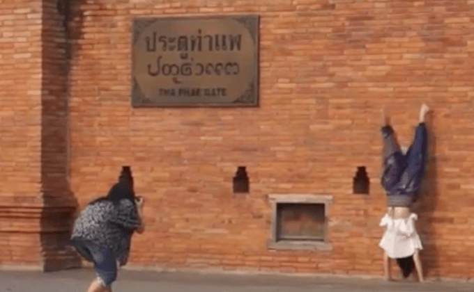 สาวจีนถ่ายรูปตีลังกาคู่กำแพงเมือง เชียงใหม่