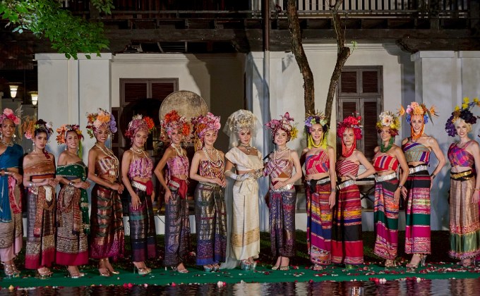 ออร่าจับ! 23 สาว Miss International Queen 2025 ในชุดล้านนาร่วมสมัยกลางเวียงเชียงใหม่ แฟนคลับทั่วโลกประทับใจ