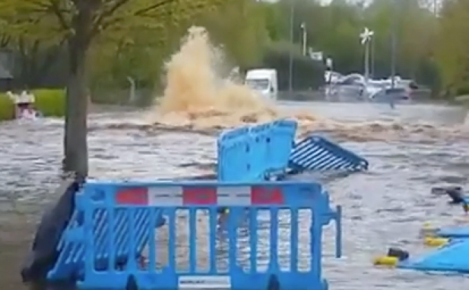 ​ท่อน้ำระเบิด บ้านเรือน-รถยนต์เสียหายหนัก