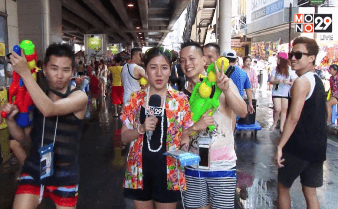 นักท่องเที่ยวทยอยเล่นน้ำสงกรานต์ ที่ถนนสีลม