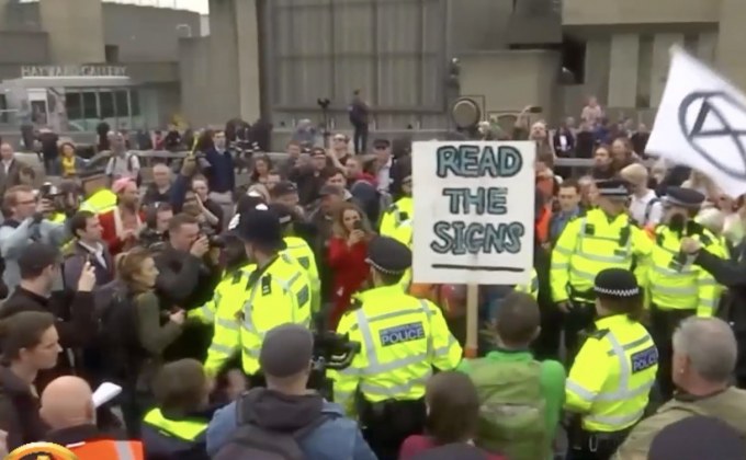 ตำรวจอังกฤษจับกุมผู้ประท้วงปัญหาโลกร้อน