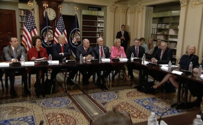 ผู้นำสหรัฐฯ ยุบคณะที่ปรึกษา 2 ชุด หลัง CEO ทยอยลาออก