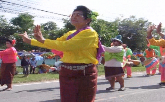 ตื่นตา! ขบวนนางรำพันปี งานบุญบั้งไฟสุรินทร์