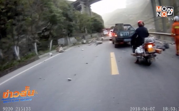 หินถล่มทับรถในจีน