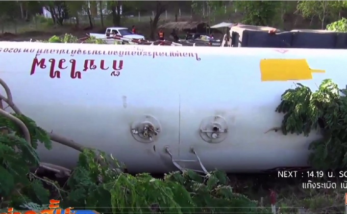 รถพ่วงบรรทุกแอลพีจีพลิกคว่ำหวิดระเบิด