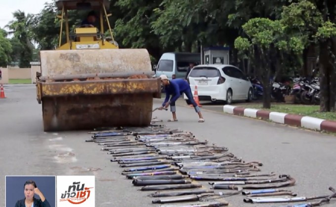 ตำรวจทำลายท่อไอเสียจักรยานยนต์