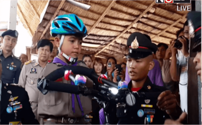 น้องทาม เด็กไร้แขน รับจักรยานพระราชทาน