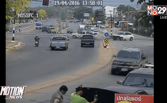 วินาทีอุบัติเหตุกลางแยกไฟแดงป่าขาม จ.ลำปาง