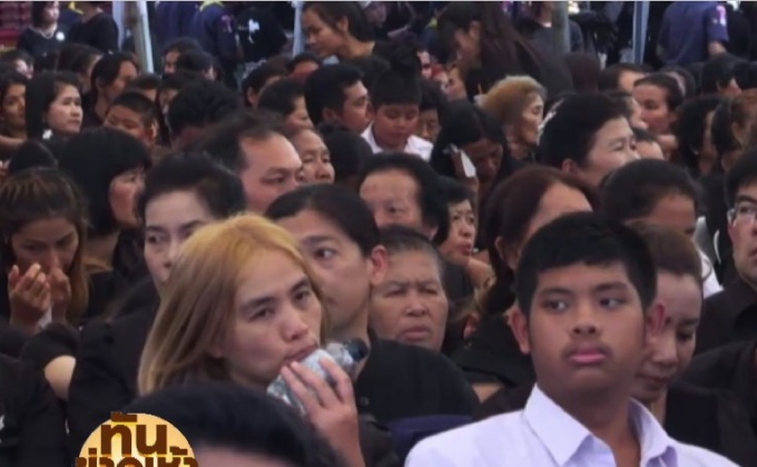 ประชาชนหลั่งไหลสักการะพระบรมศพ