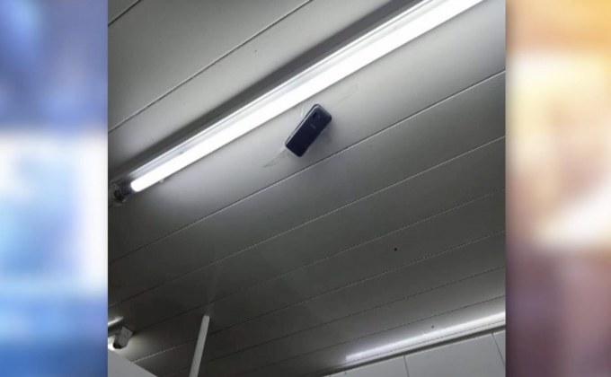 สาวผงะ!!เข้าห้องน้ำทำธุระ เงยหน้าเจอโทรศัพท์มือถือเปิดกล้องติดเพดาน