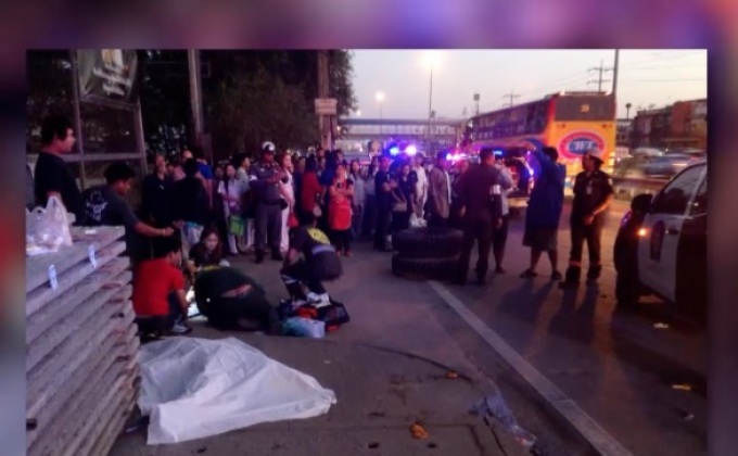 รถพ่วงล้อหลุดกระแทกคนริมถนนเสียชีวิต