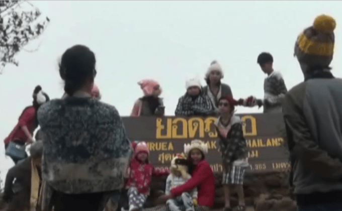 นักท่องเที่ยวเดินทางไปสัมผัสอากาศหนาวคึกคัก