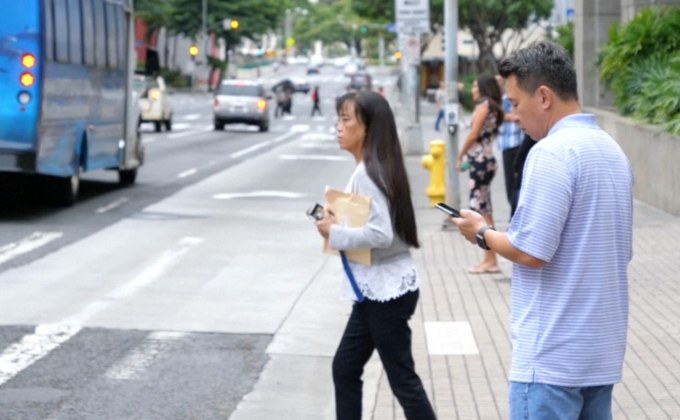 “โฮโนลูลู” ห้ามใช้โทรศัพท์ระหว่างข้ามถนน