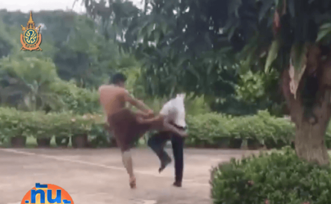 หนุ่มร่างใหญ่เมายาบ้า เตะตำรวจ