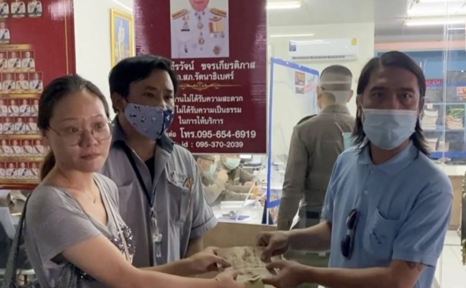 หญิงชาวจีนสุดดีใจได้เงิน 410,000 คืนหลังแท็กซี่ติดต่อนำมาคืน