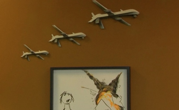 กราฟฟิตี้ต่อต้านงานแสดงอาวุธในอังกฤษ