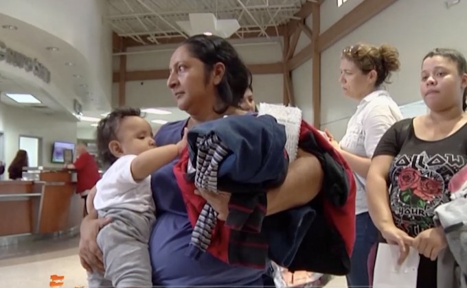 สหรัฐฯ เริ่มทยอยปล่อยตัวผู้อพยพและเด็กจากสถานกักกัน