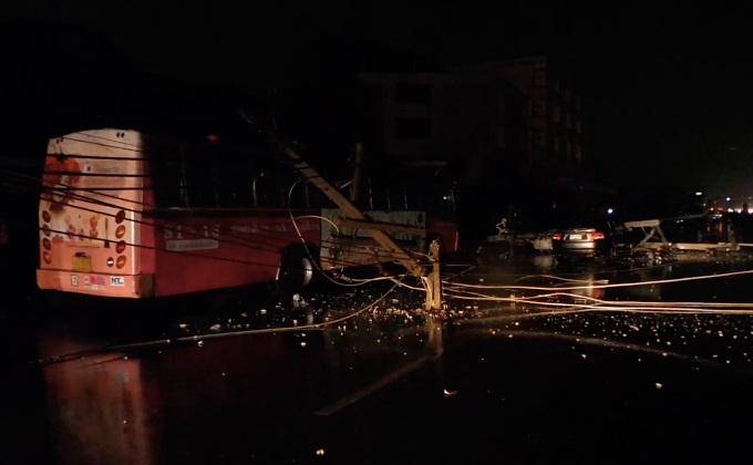 พายุพัดเสาไฟล้มทับรถ 17 คัน จ.นครปฐม