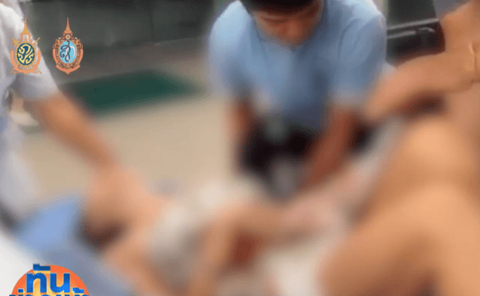 เฒ่ารัสเซียแค้น! ถูกสาวด่า ควงมีดบุกแทงบาดเจ็บสาหัส