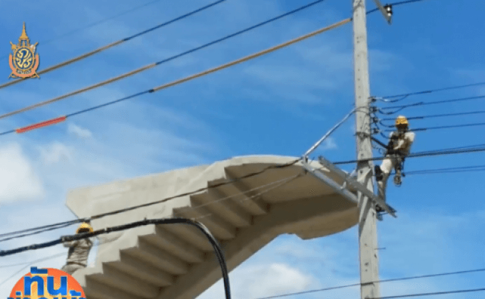 รื้อเสาไฟฟ้าทะลุกลางสะพานลอย