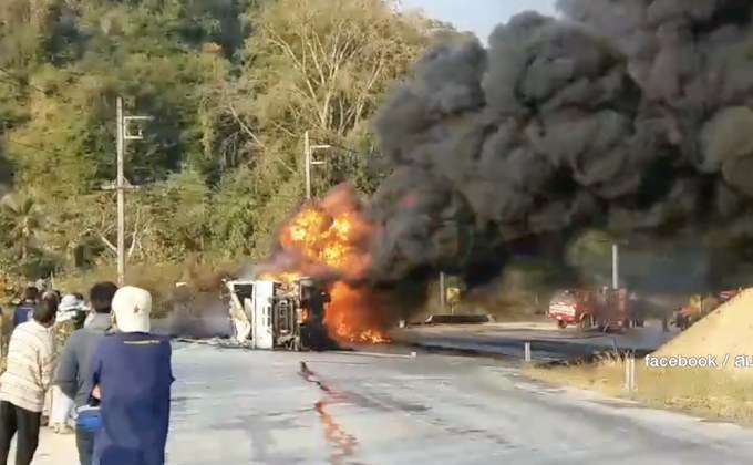 รถบรรทุกน้ำมันพลิกคว่ำไฟลุกท่วมถนน จ.แพร่