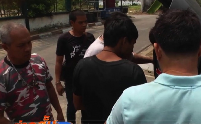 รวบ 2 คนร้ายใช้มีดฟันชิงทรั​พย์สถานีรถไฟบางปะอิน