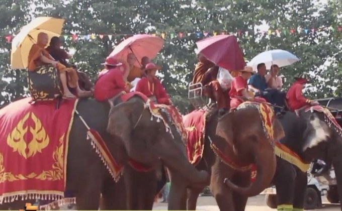 ประชาชนทำบุญตักบาตรเนื่องในวันมาฆบูชา