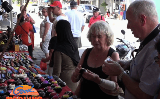 เกาะสมุยคลื่นแรงนักท่องเที่ยวบางส่วนหลบไปช็อปปิ้ง