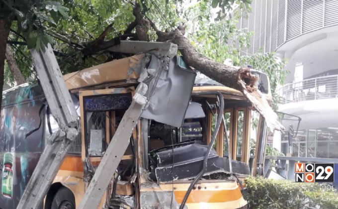 รถเมล์สาย 505 ชนเสาไฟฟ้าย่านสะพานควาย