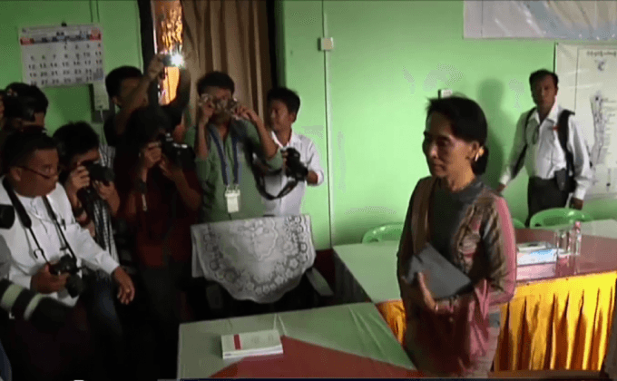 อองซาน ซูจี ลงทะเบียนลงเลือกตั้ง