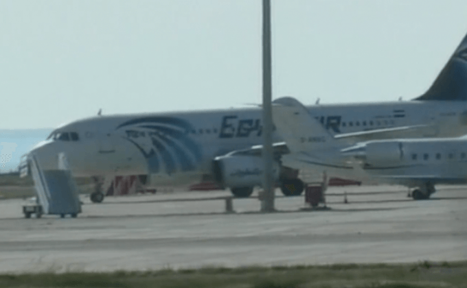 คนร้ายจี้เครื่องบินอียิปต์มอบตัวแล้วโดยไม่เกี่ยวก่อการร้าย