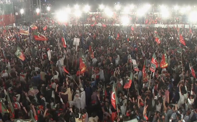 ชาวปากีสถานสนับสนุนผู้นำฝ่ายค้าน