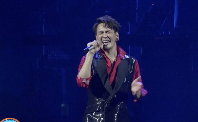 “อ๊อฟ” หลั่งน้ำตา! มอบเพลงพิเศษถึงแม่ในคอนเสิร์ตใหญ่