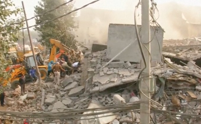 โรงงานพลาสติกในอินเดียถล่มหลังเกิดไฟไหม้