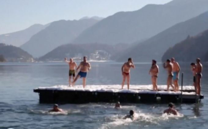 ว่ายน้ำเย็นจัดในทะเลสาบที่อิตาลี