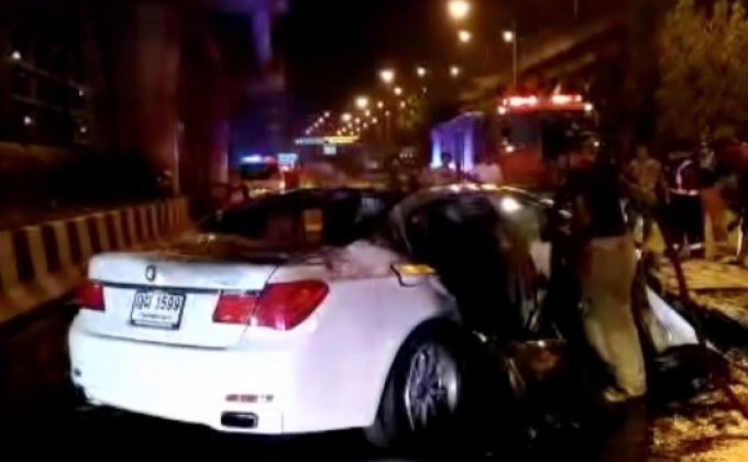 รถเก๋งพุ่งชนขอบถนนพระราม 3 บาดเจ็บ 1 คน