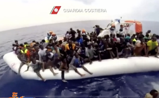 อิตาลีช่วยชีวิตผู้อพยพทางเรือกว่า 800 คน