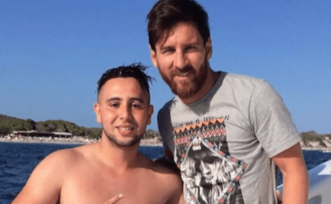 แฟนบอลว่ายน้ำ 1 กิโลเมตรเพื่อถ่ายรูปคู่ “เมสซี่”