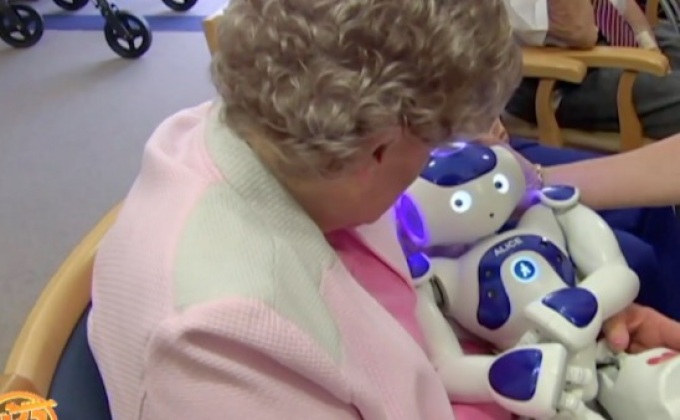 นักวิจัยพัฒนา “หุ่นยนต์” บำบัดโรคสมองเสื่อม