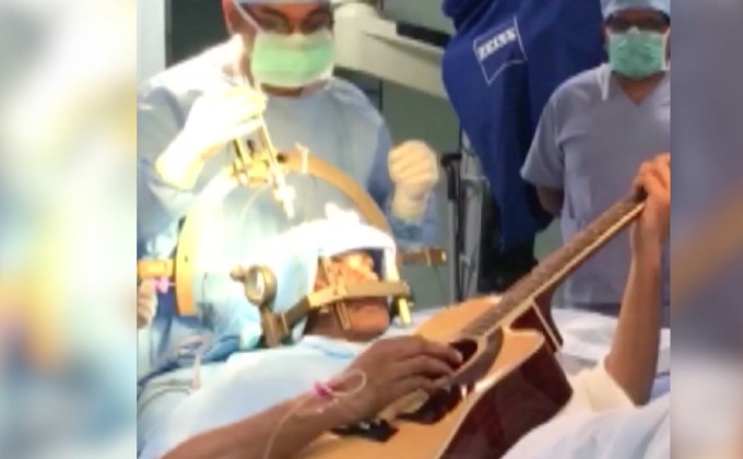 หนุ่มอินเดียเล่นกีตาร์ขณะแพทย์ผ่าตัดสมอง