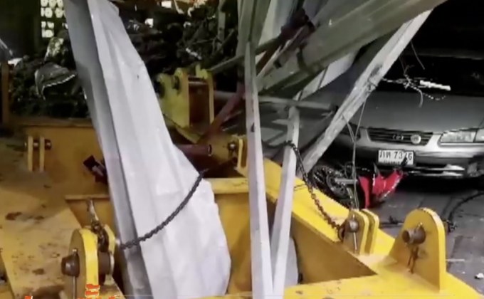 ชิ้นส่วนเครนก่อสร้างพังถล่ม บาดเจ็บ 3 คน