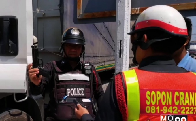 จับคนขับรถพ่วงโชว์ปืนข่มขู่บนท้องถนน