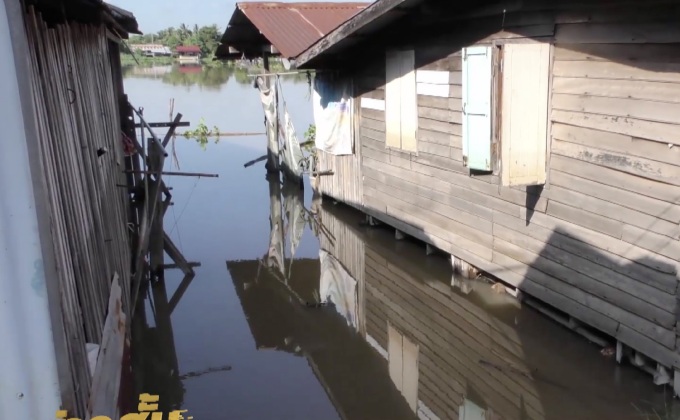 ชาวบ้านขนของหนีน้ำนอนบนถนน จ.ชัยนาท