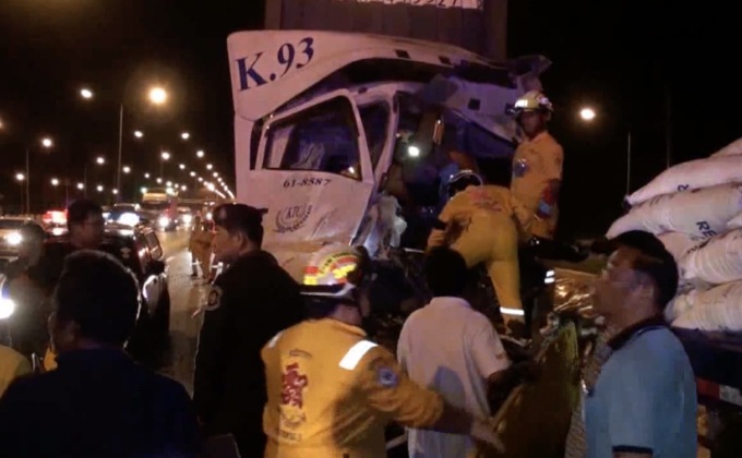 รถพ่วงชนท้ายรถบรรทุกน้ำตาลเสียชีวิต 1 คน