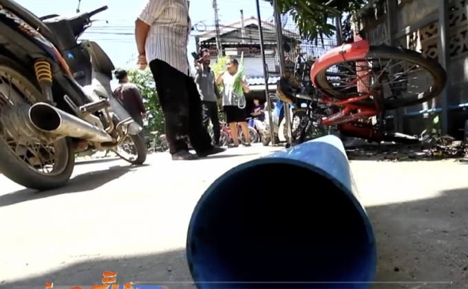 ขี่รถจยย.ชนท่อพีวีซีบรรทุกล้ำตัวรถกระบะเสียชีวิต