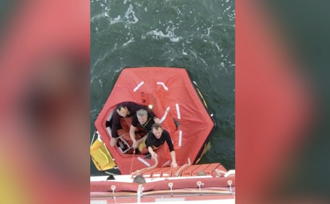 ช่วย 3 ชาวประมงเรือล่มในอังกฤษ