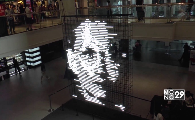 “The Light Life Universe พลังของแผ่นดิน” ผลงานหลอดไฟนีออน เทิดพระเกียรติ “ในหลวง ร.9″