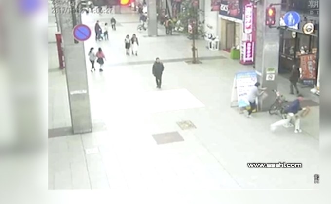 ตำรวจญี่ปุ่นไล่ตามคนขับรถอันตรายเข้าไปในย่านการค้า